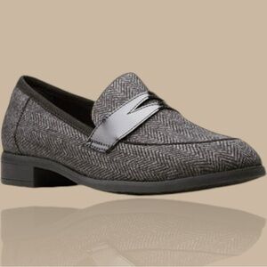 NWOT Clarks Collection ‘Trish Rose’ Women’s Loafers in Black Herringbone Size 9